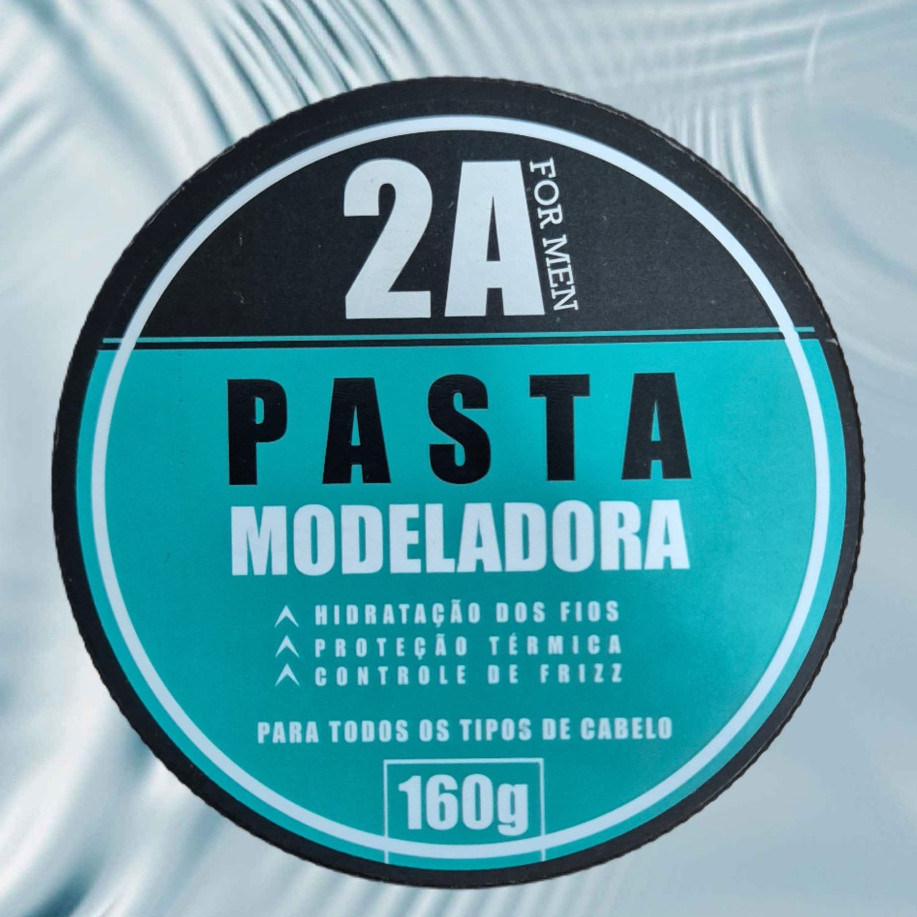 Etiqueta redonda para pasta modeladora. Diseño en turquesa y negro con el texto