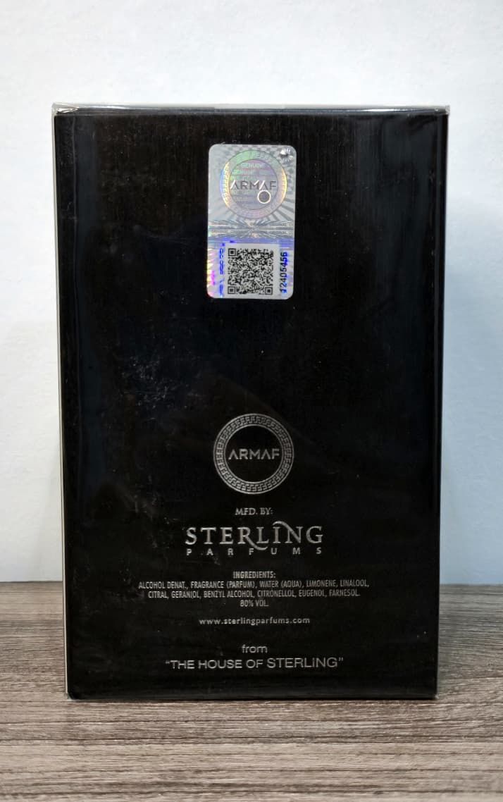 Frasco de perfume negro,
