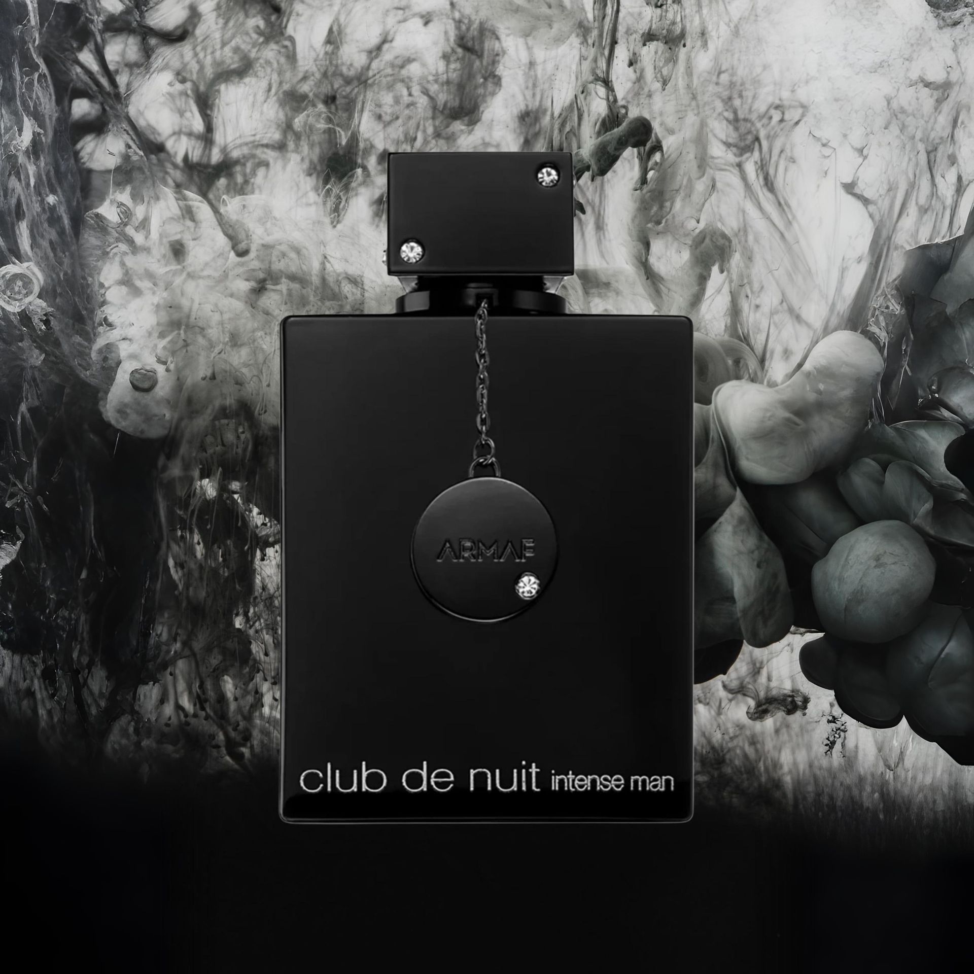 Frasco de perfume negro,