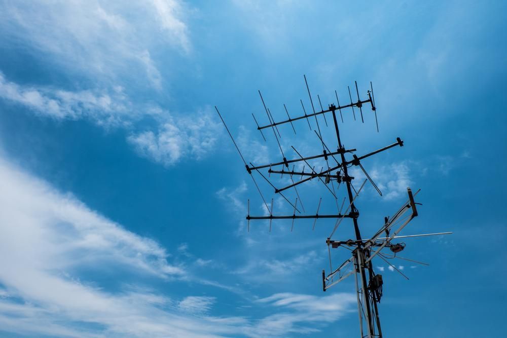A Large Antenna Against A Blue Sky With Clouds — Laurence Capocchi Antenna Guy In Trinity Beach, QLD