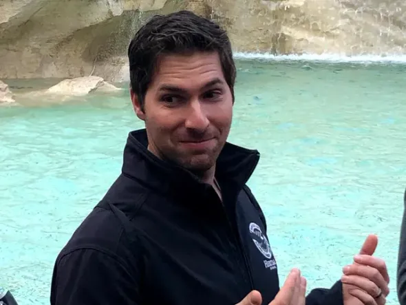 photo of pornography addiction recovery coach Vinny at the Trevi Fountain