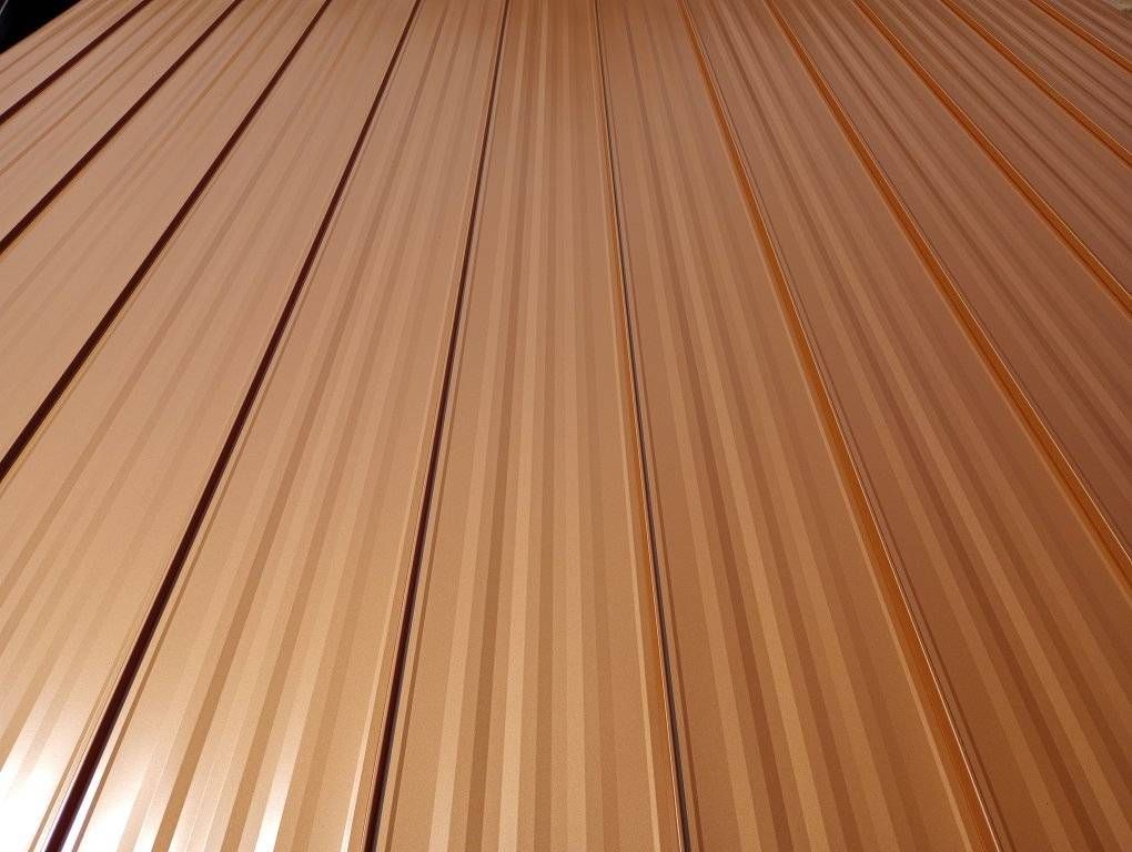 Abstract close-up of golden-brown vertical lines with a bright light reflection in the lower left