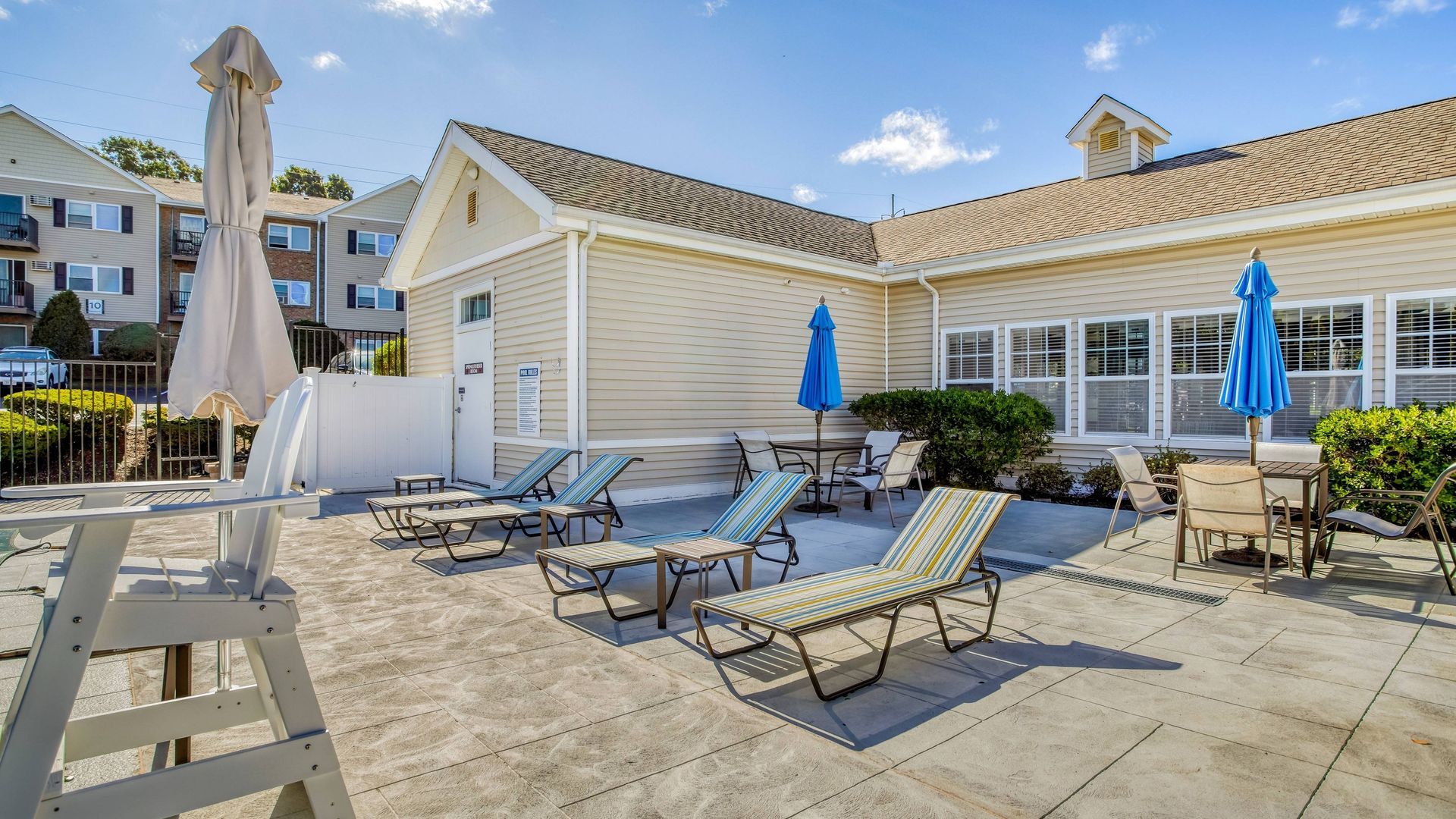 Poolside Lounge Chairs | Saunders Crossing