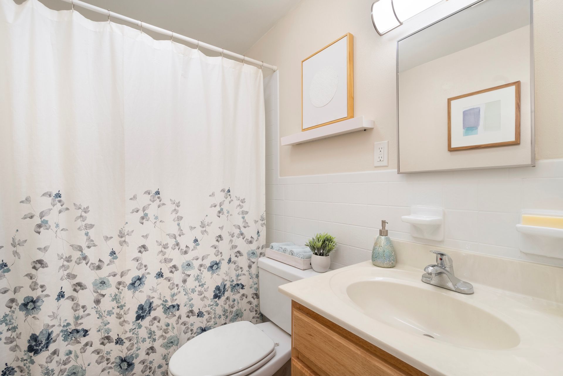 Bathroom with Bathtub | Saunders Crossing