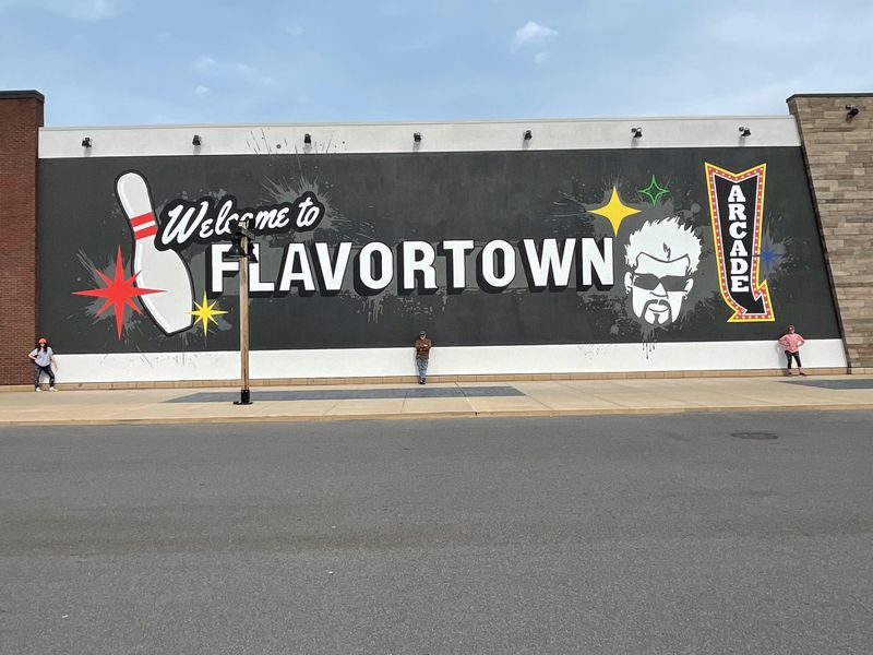 A mural on the side of a building that says welcome to flavortown