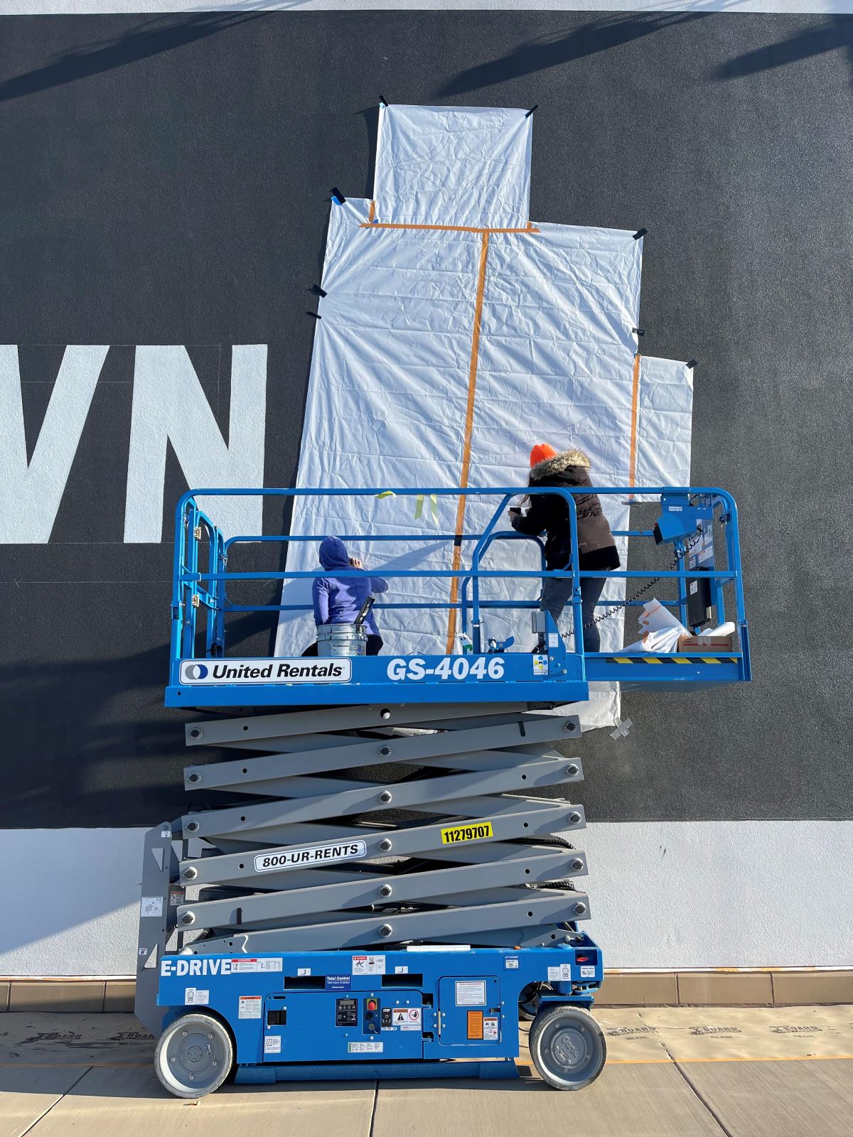 A blue scissor lift with the number gs-3016 on it