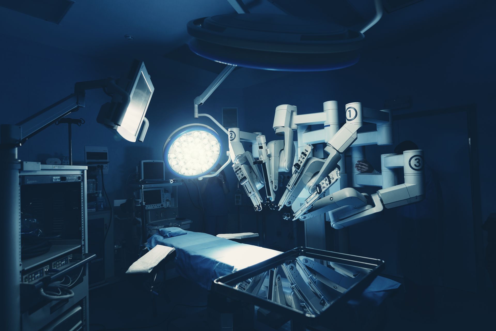 Braços robóticos em sala de cirurgia, referente à cirurgia torácica robótica
