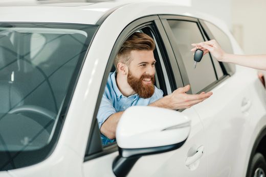 uomo in un'auto bianca riceve le chiavi