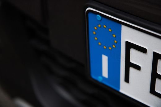 Targa italiana su un'auto