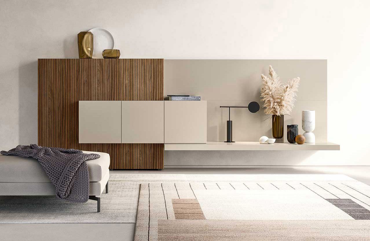 Soggiorno moderno con mobile TV, tappeto e decorazioni in legno e beige.