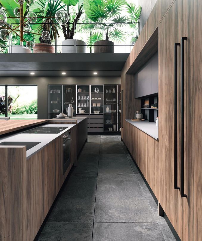 Cucina moderna con mobili in legno, isola e ampie finestre in vetro.
