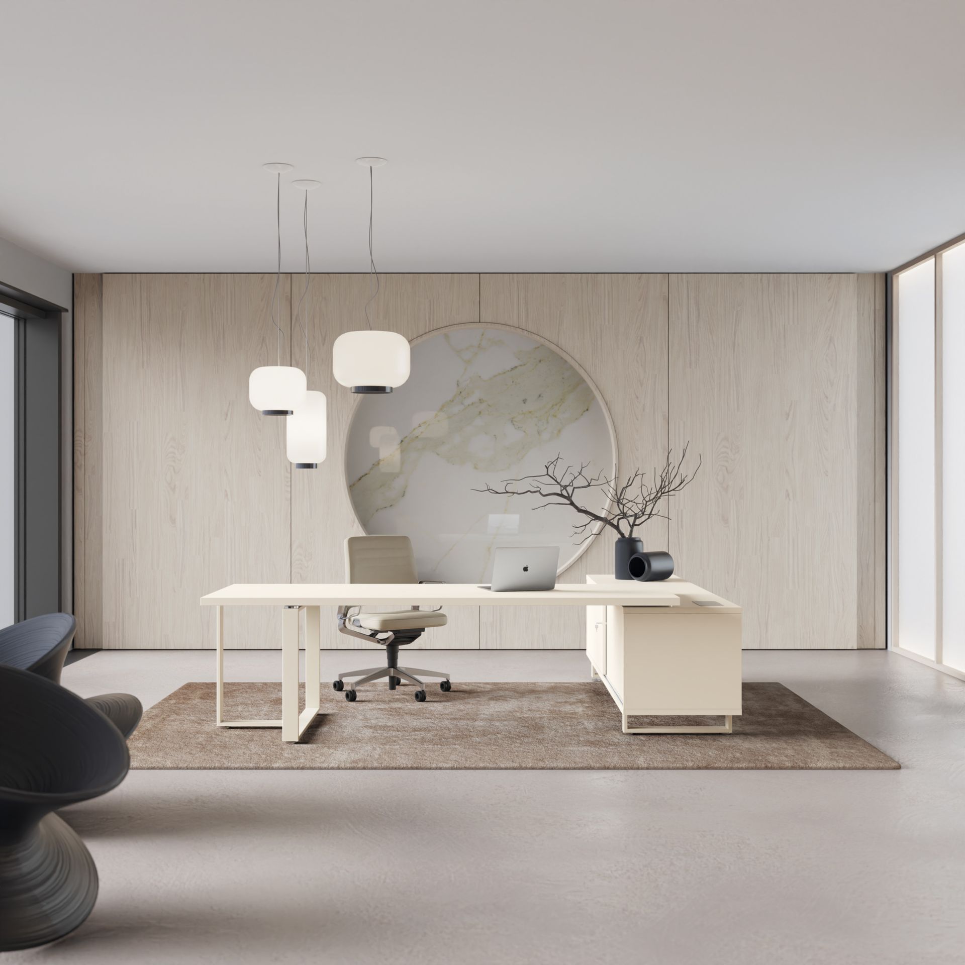 Ufficio moderno con scrivania beige, pannelli beige, grande tappeto, lampade a sospensione e una parete decorativa circolare.