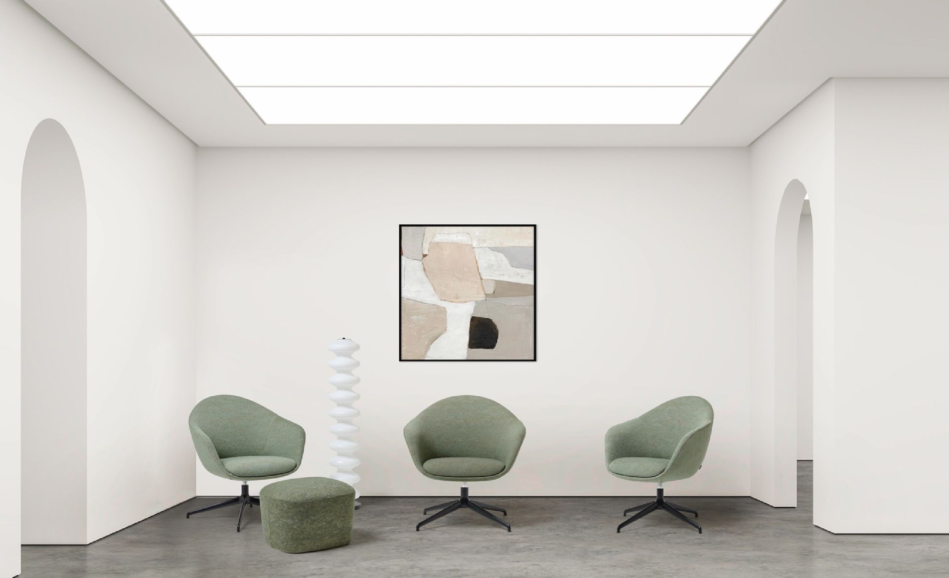 Stanza minimalista bianca con tre sedie verdi, un piccolo pouf e un'opera d'arte astratta alle pareti.