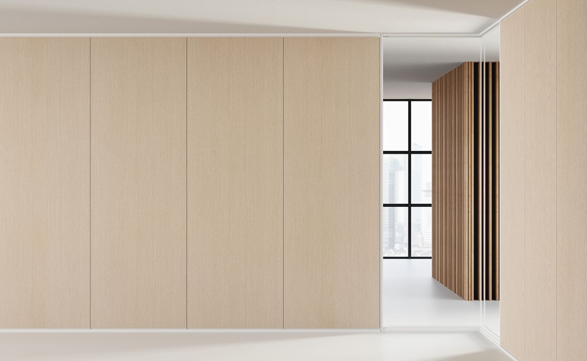 Pareti rivestite in legno chiaro in un interno moderno con un'apertura che conduce a una finestra.