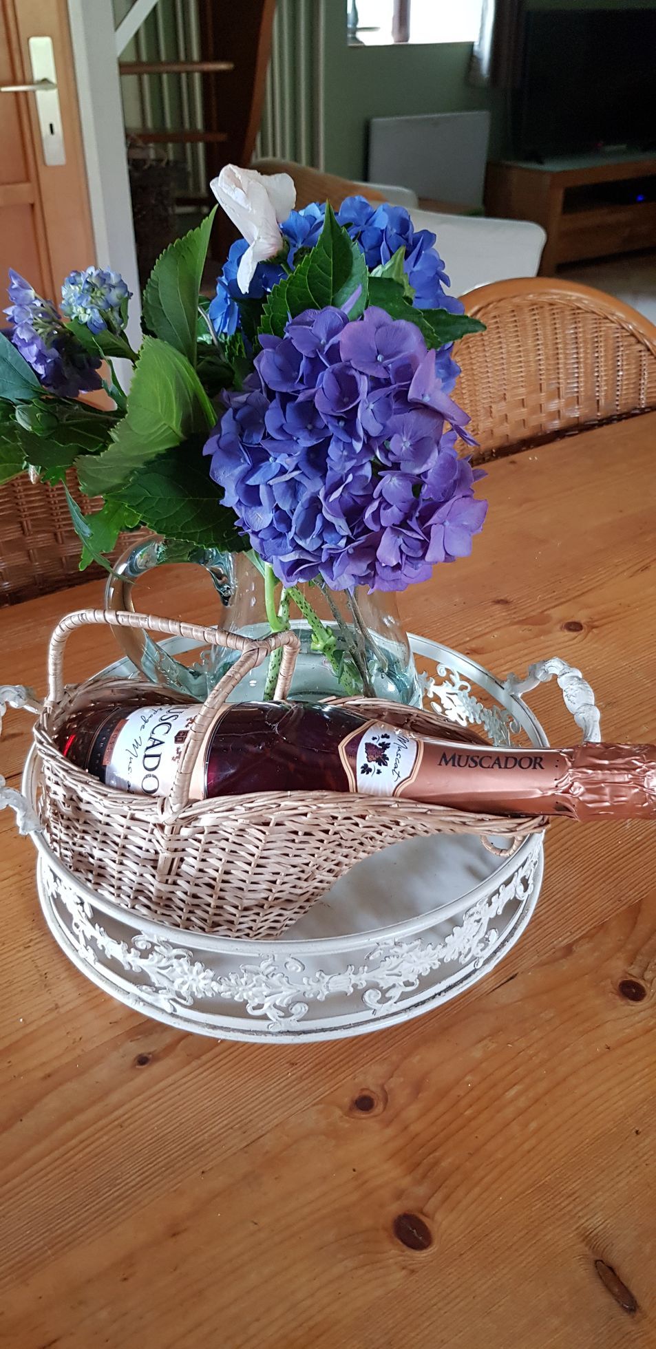 in de zomer een gezellig bloemetje op tafel 