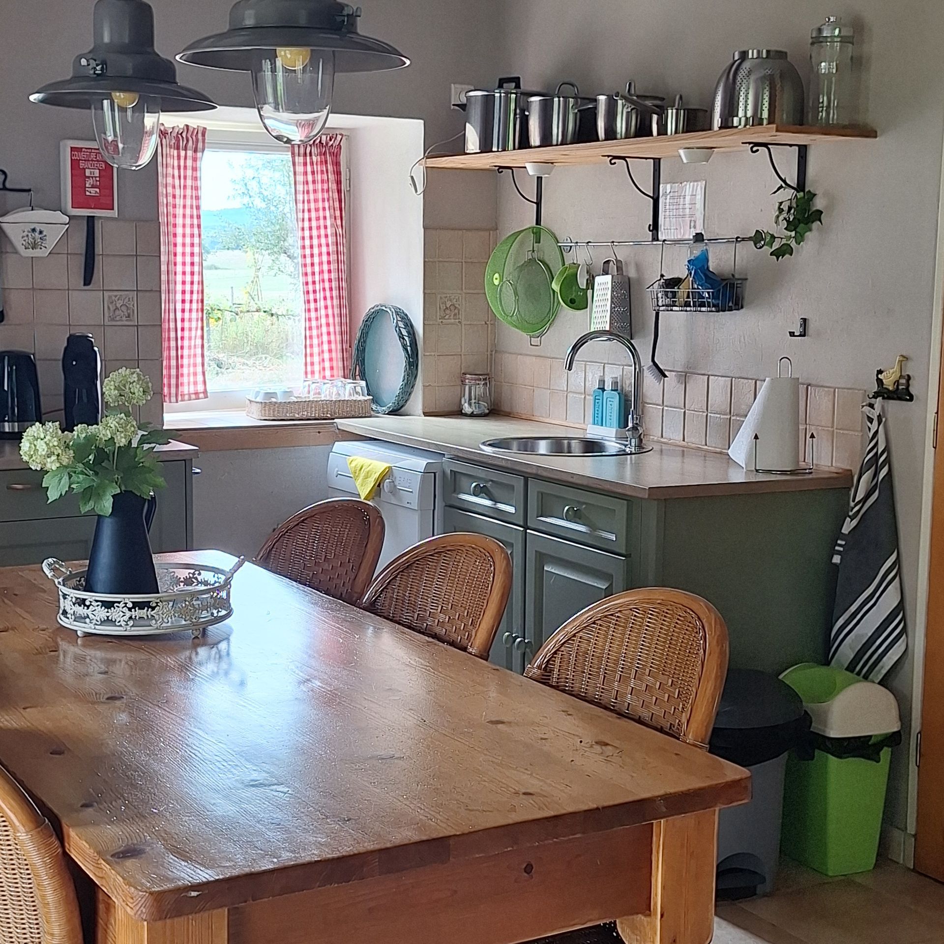 keuken met gootsteen en kookgedeelte 
