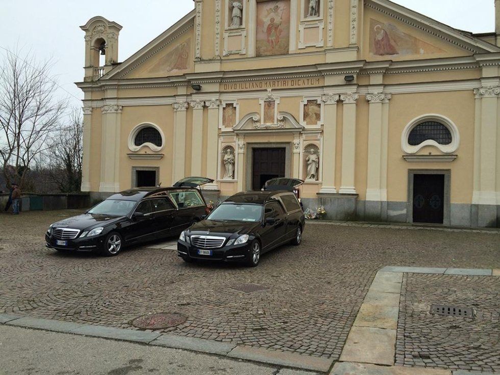 Due carri funebri neri