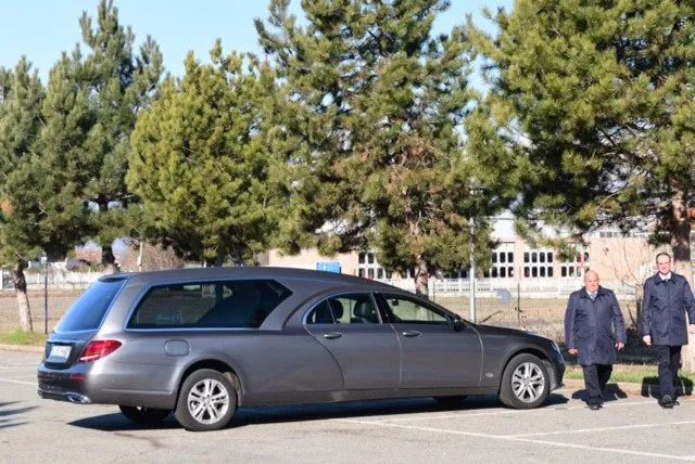 Carro funebre grigio