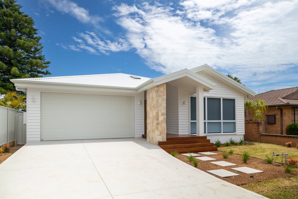 White Single-story House With A Garage, Stone Entry — Blue Horizon Projects in Berkeley Vale, NSW