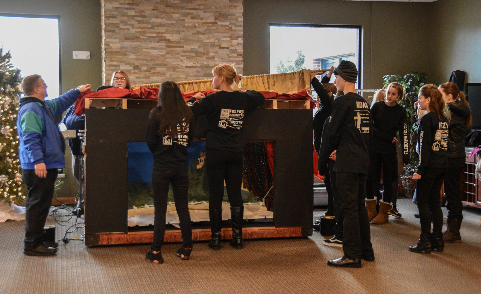 Puppet team setting up the stage