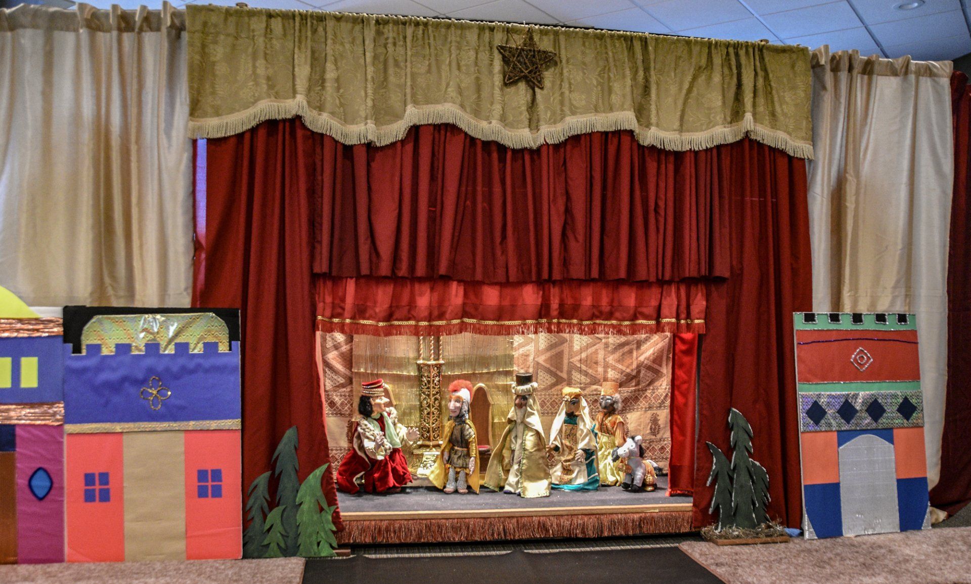 The stage is set for the Wisemen to enter Herod's Court