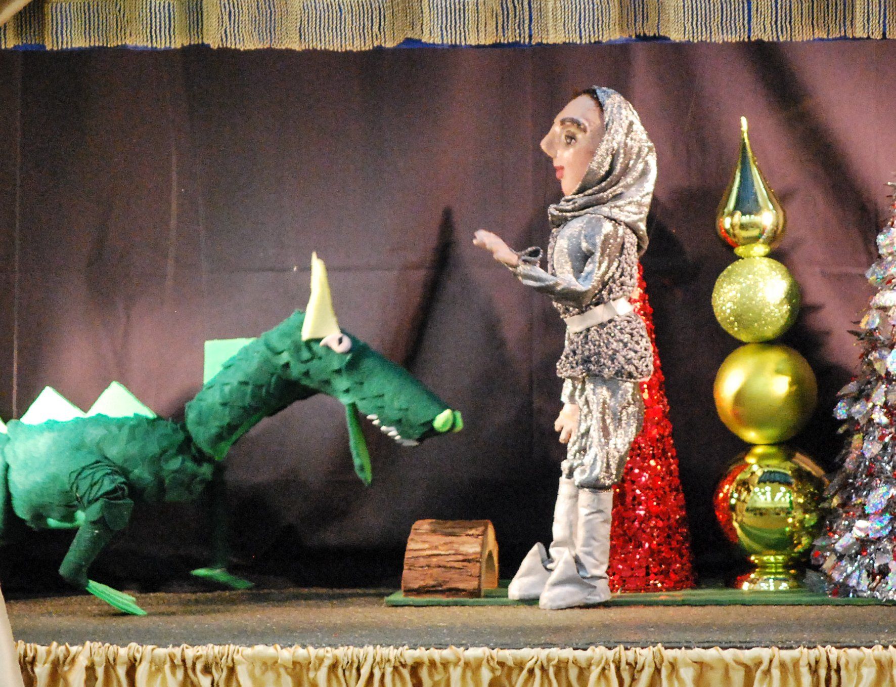 Knight marionette meets dragon
