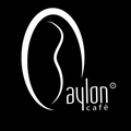 Logo del Caylon Café in bianco e nero con una figura ovale stilizzata e testo.