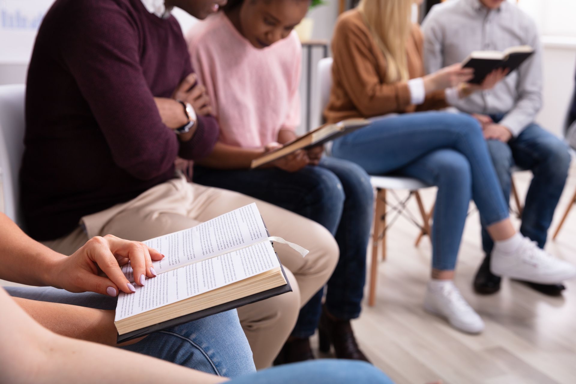 STOCK PHOTO GROUP OF CHILDREN READING BOOKS