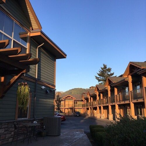 Vedder River Inn exterior view with free parking and comfortable accommodations