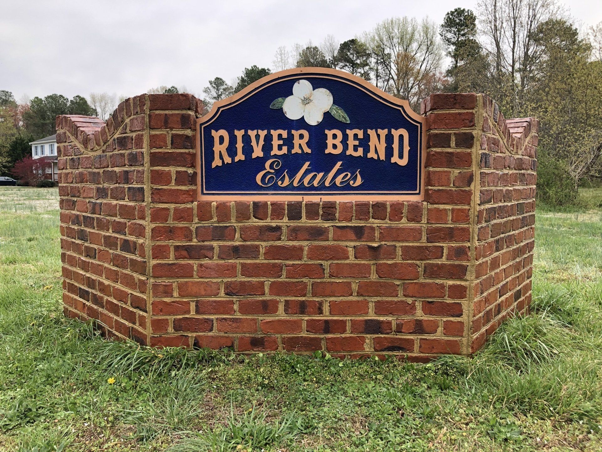 cleaned new look concrete wall with estate name