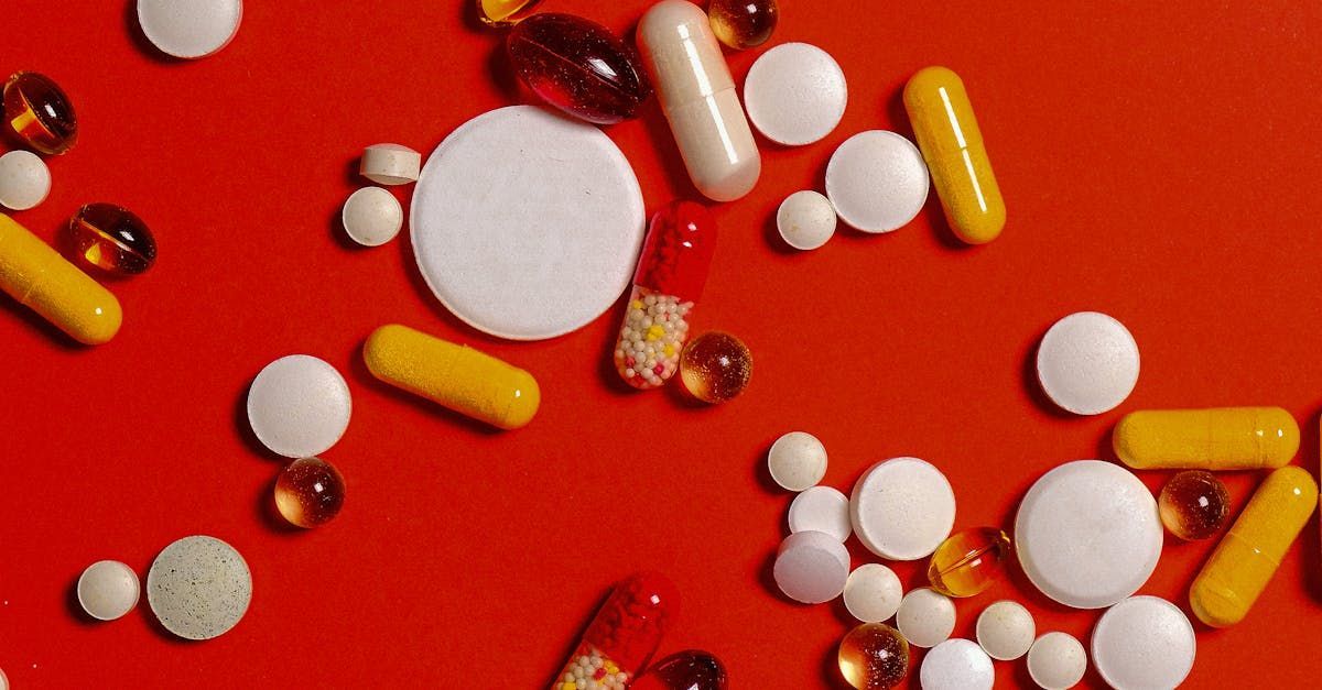 Verschiedene Tabletten und Kapseln auf einem Tisch