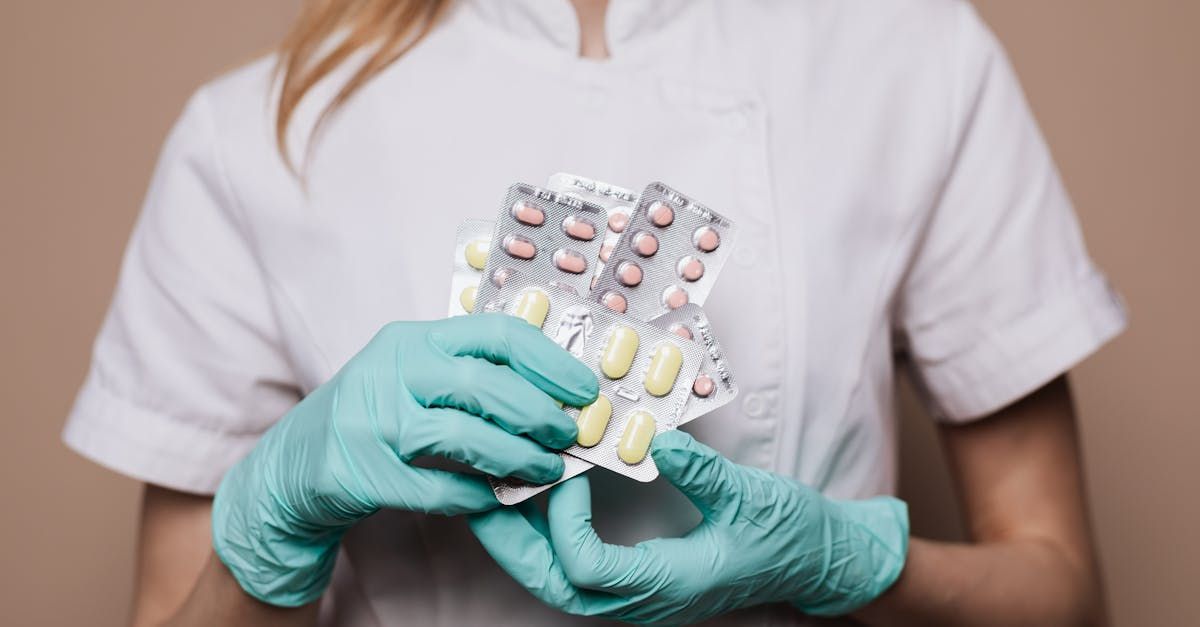 Pillenauswahl in der Hand einer Apothekerin
