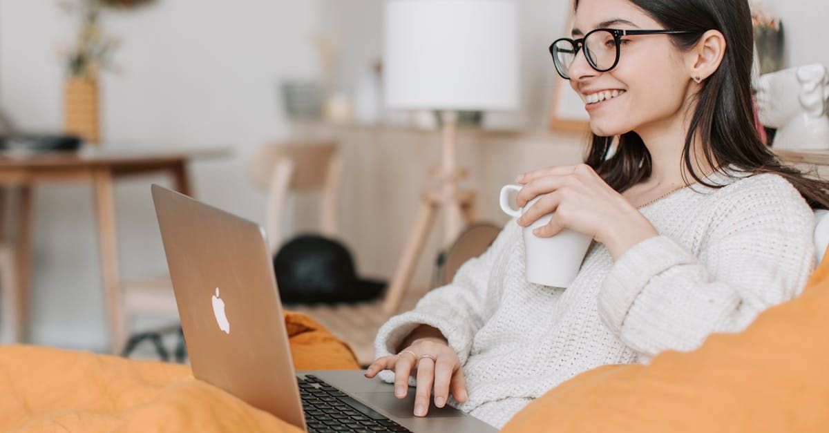 Kundin am PC bei der Onlinebestellung