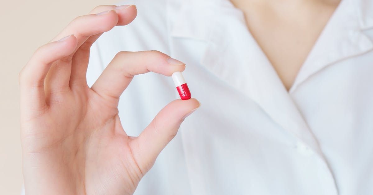 Pille zwischen den Fingern einer Hand