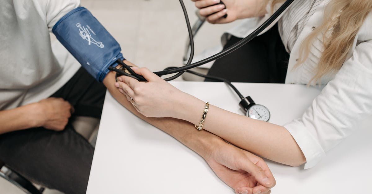 Blutdruckmessung am Arm eines Patienten