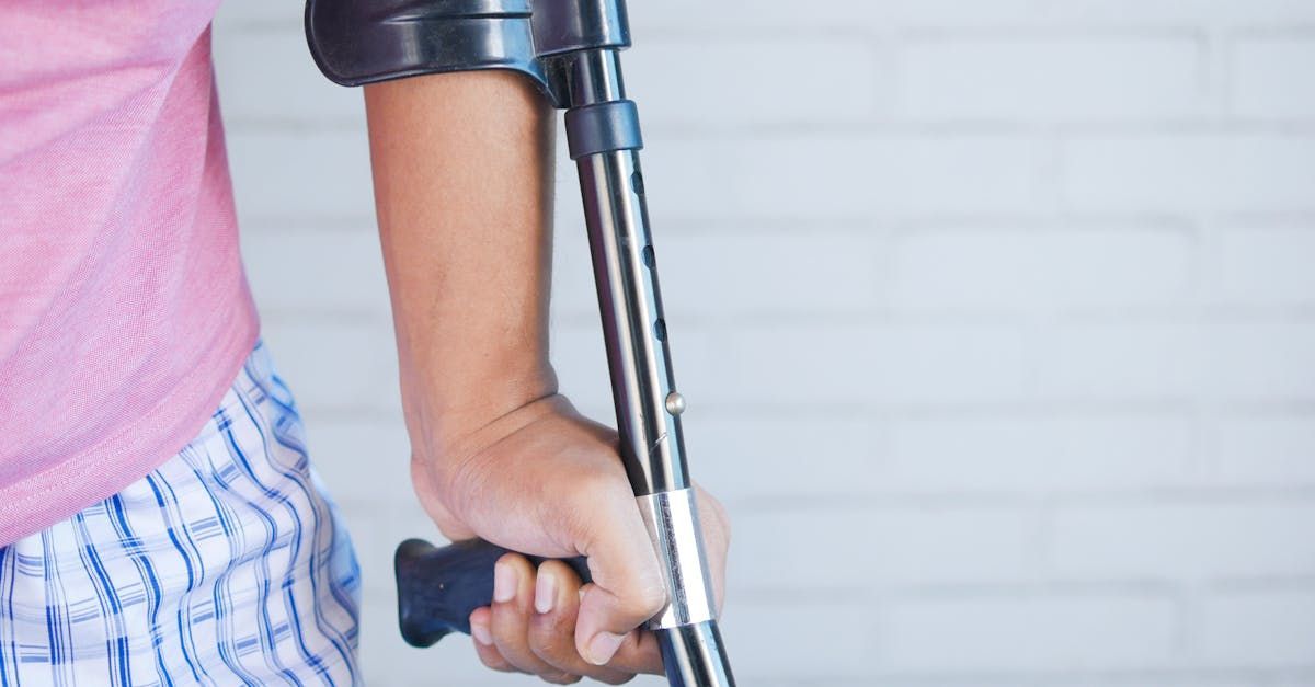 Mann mit Krücken am Arm