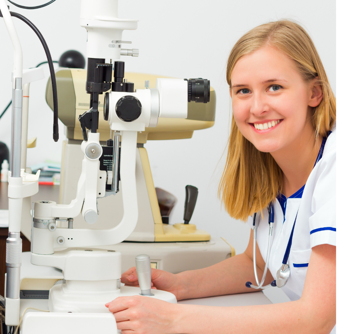 Een vrouwelijke optometrist lacht voor een apparaat waarmee ogen worden getest