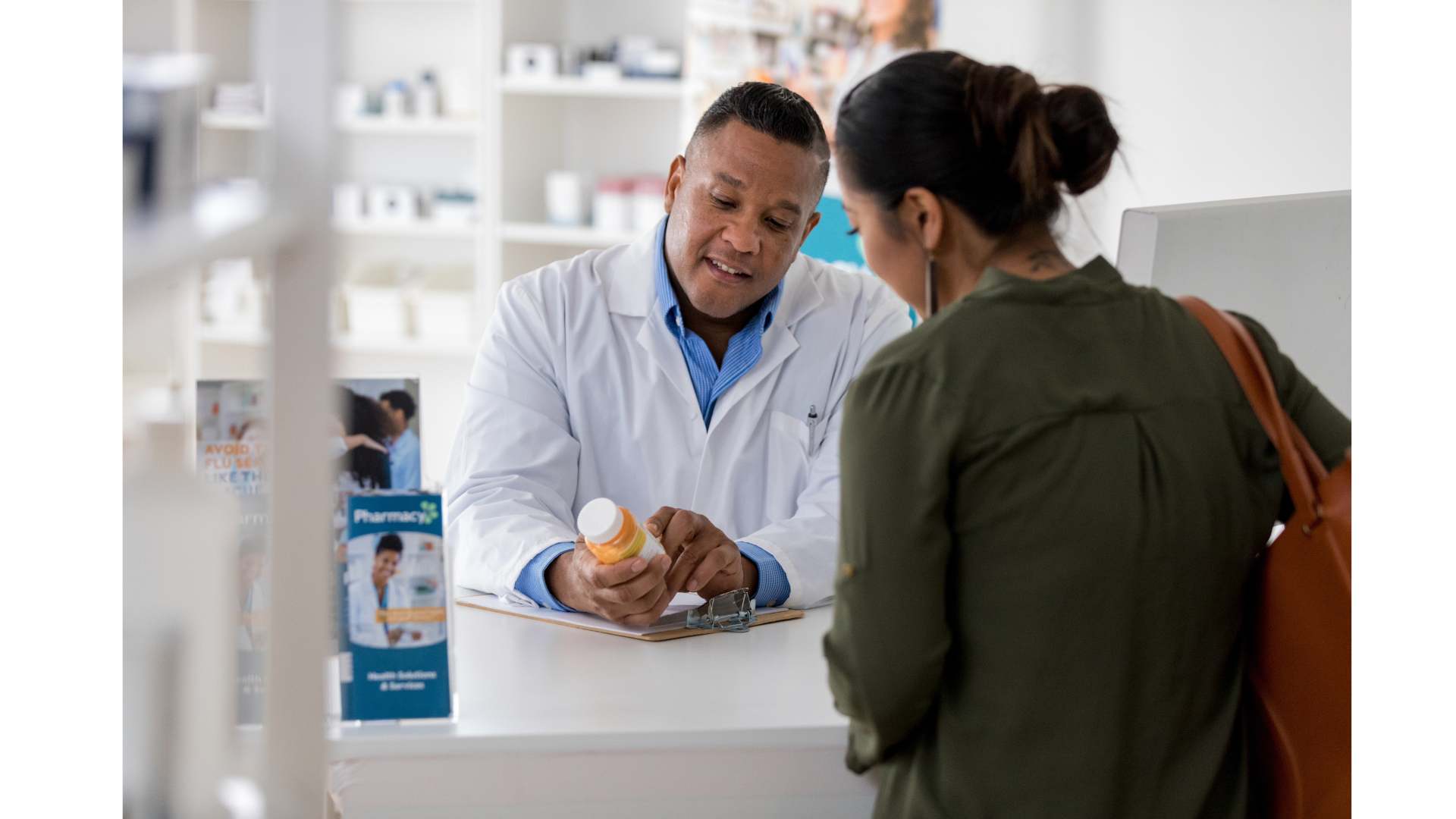 Een apotheker praat met een vrouw in een apotheek.