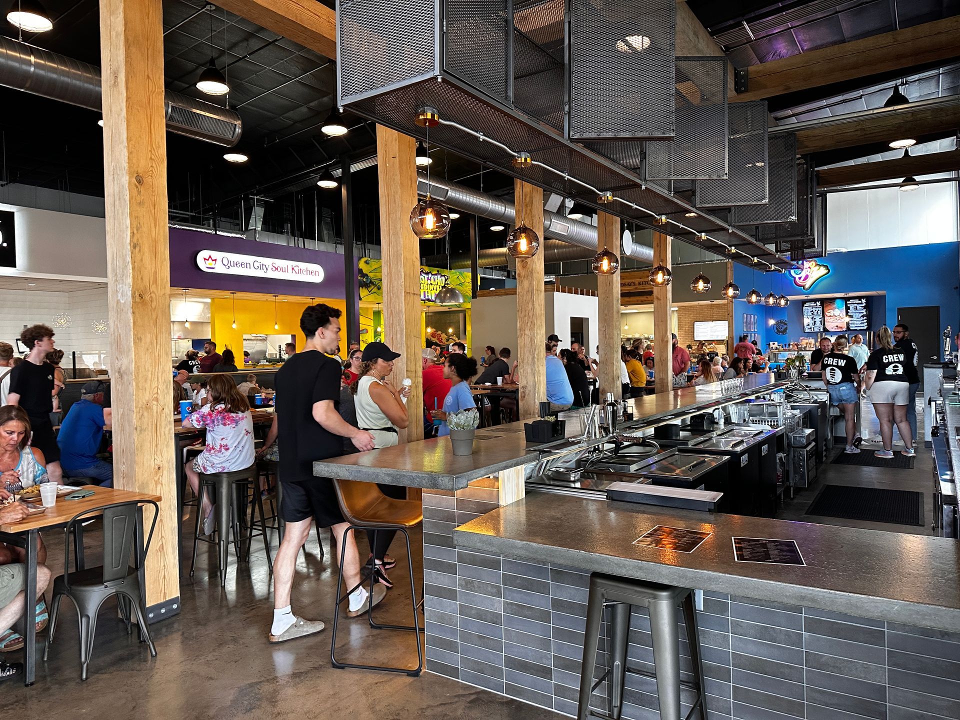 A group of people are sitting at tables in a restaurant.