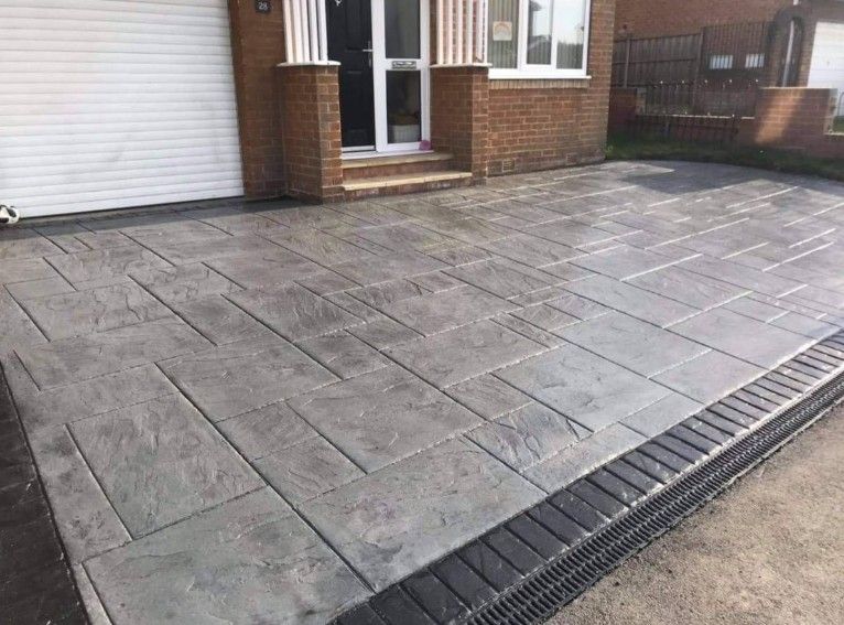 Light grey pattern imprinted driveway