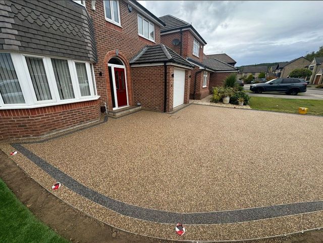 Curved buff resin bound driveway with a charcoal border in Oughtibridge, Sheffield
