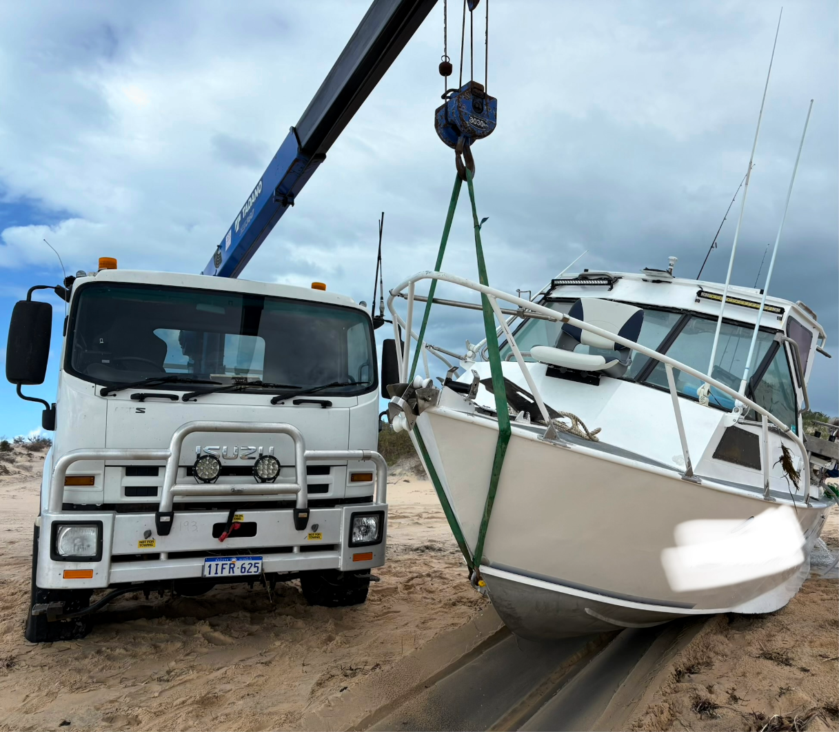 Boat recovery monkey mia