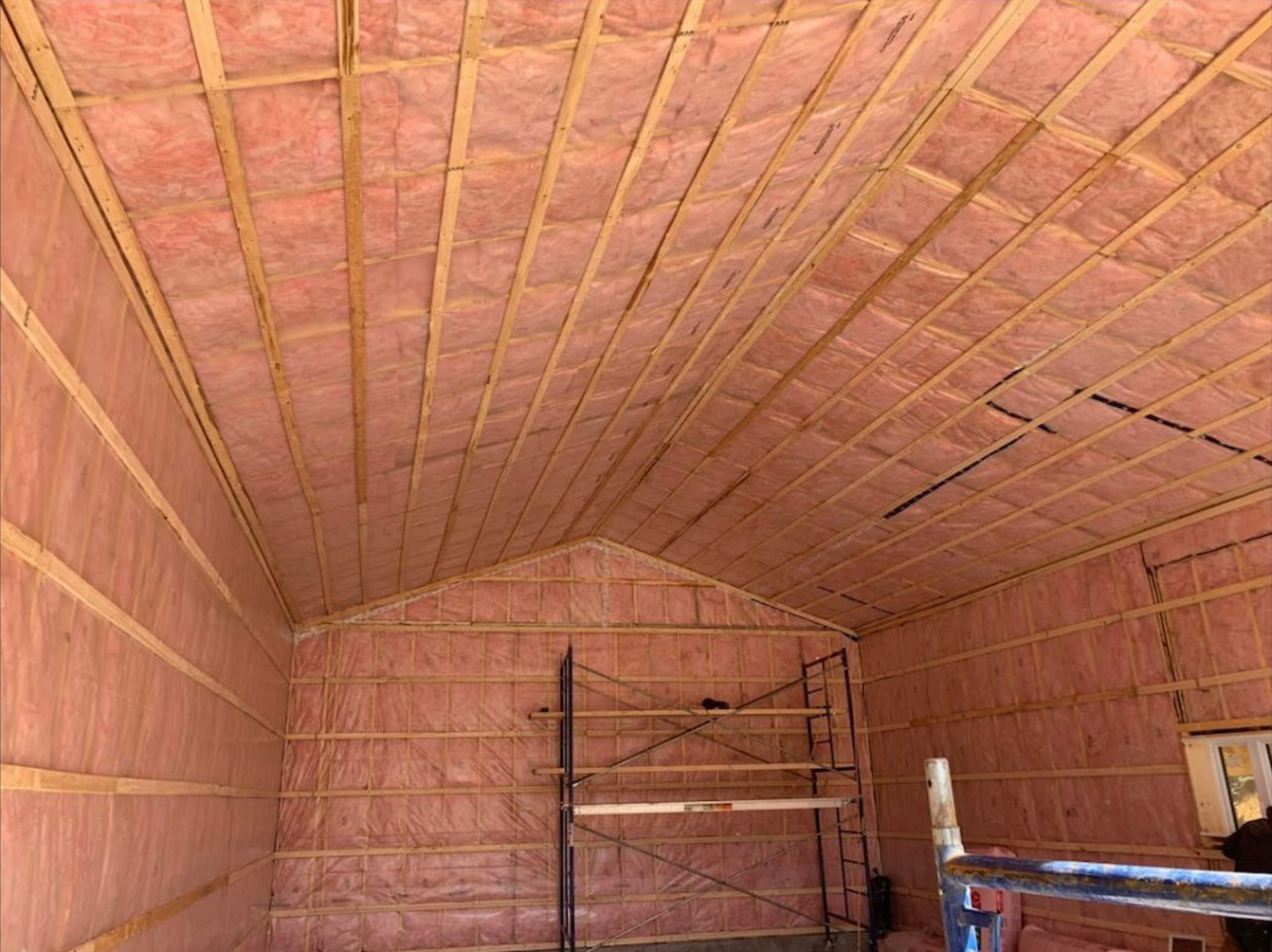 Vue intérieure d'une structure inachevée avec des murs en briques claires et un plafond voûté en briques.