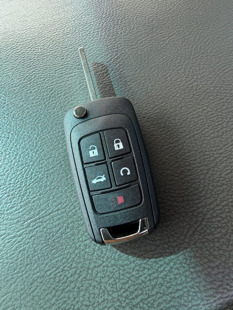 Five-button GM flip key with lock, unlock, trunk, remote start and panic buttons