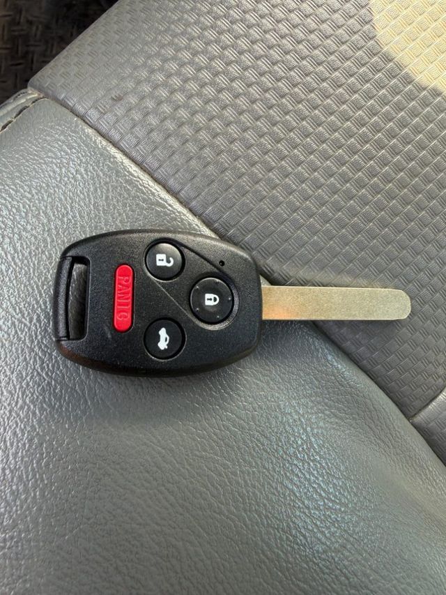 Honda key with lock, unlock, trunk and panic buttons