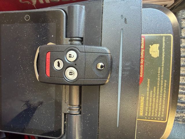 Flip key clamped in the key cutting machine