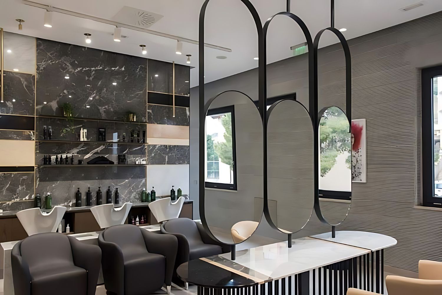 un salone con tante sedie e specchi appesi al soffitto.