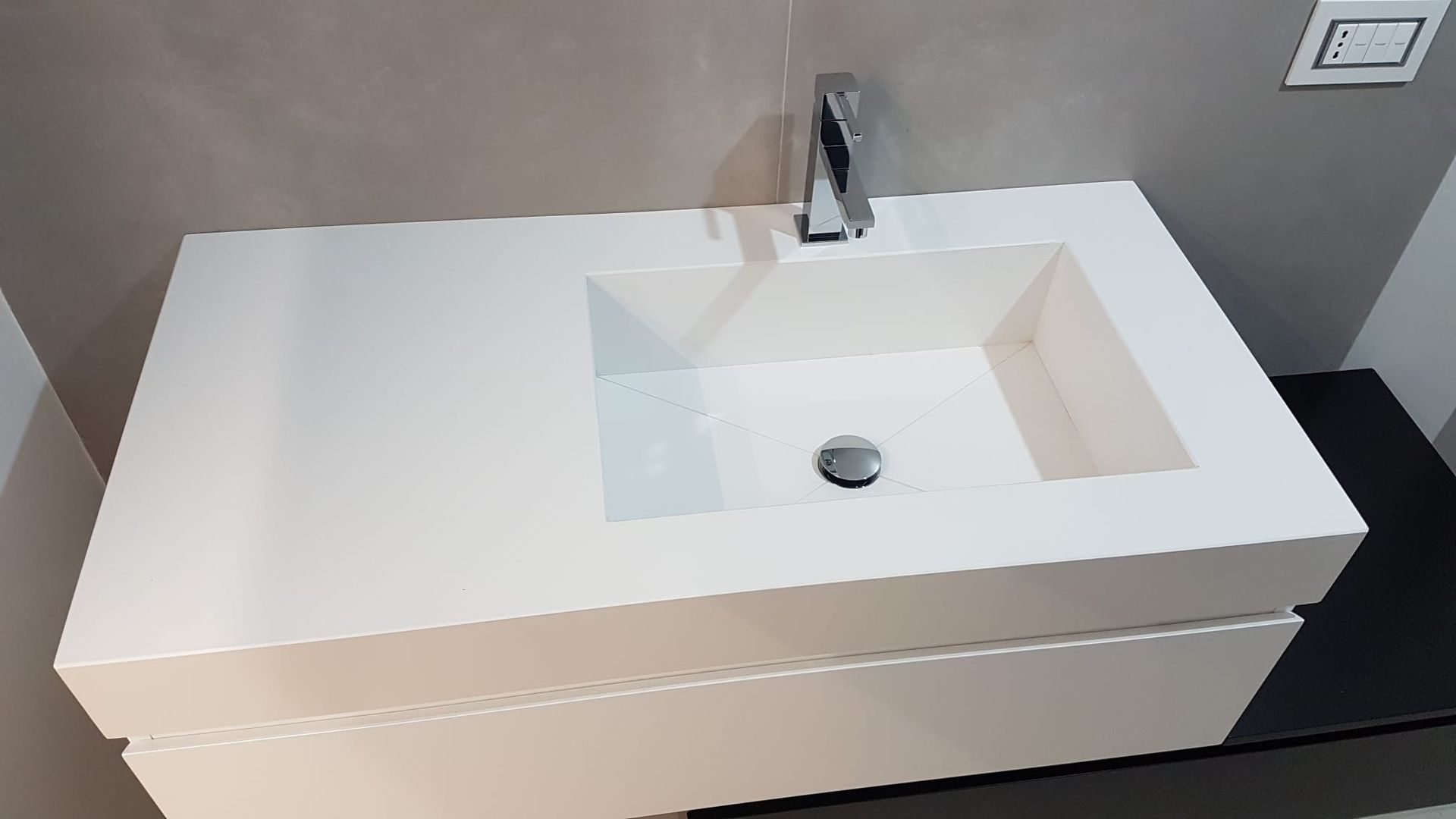 un lavandino del bagno con sopra un rubinetto