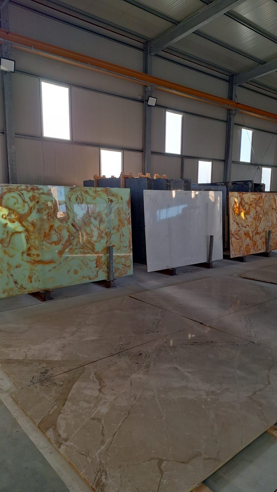 un magazzino pieno di tantissime tipologie diverse di lastre di marmo.