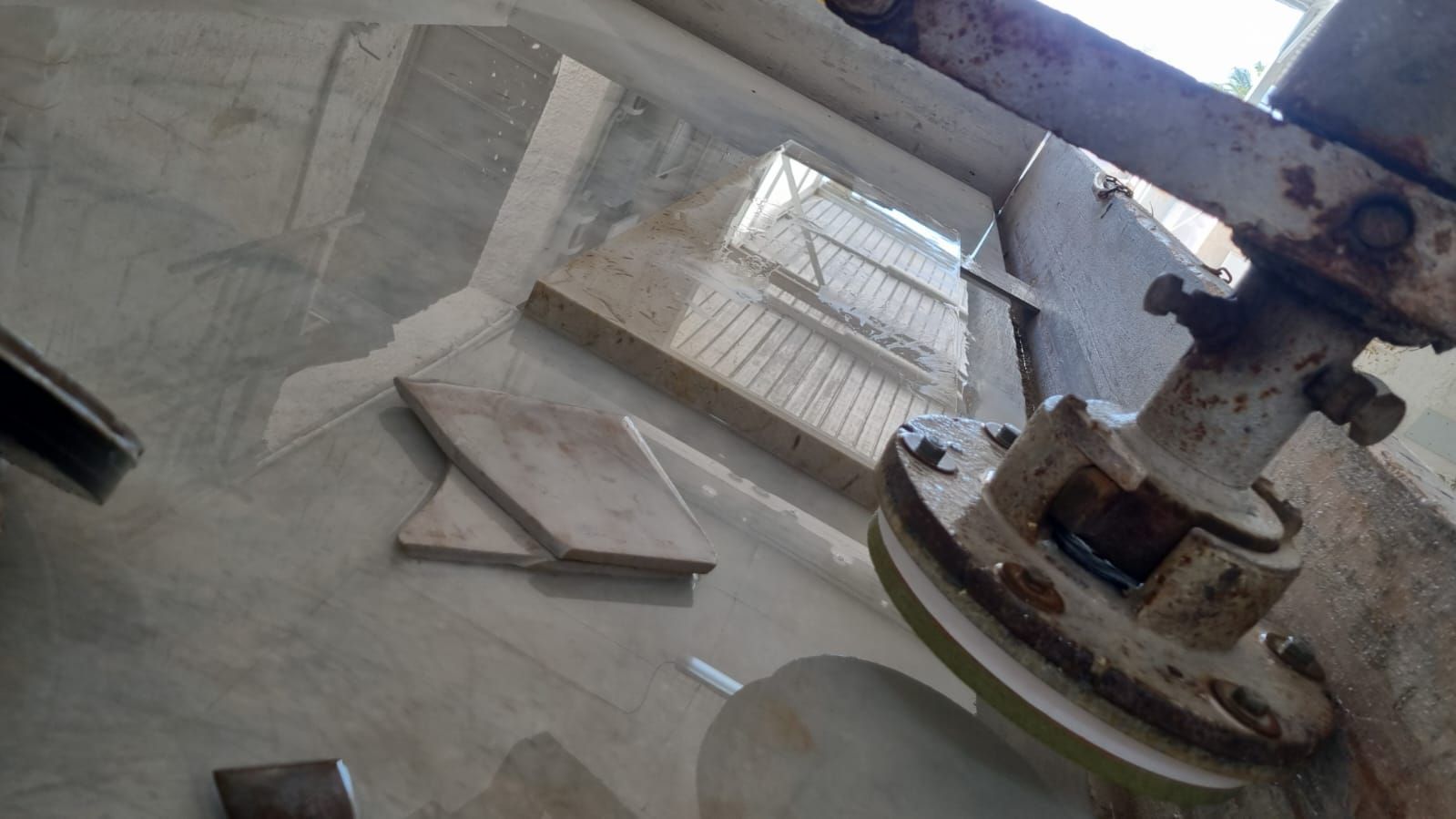 un primo piano di un oggetto metallico in una stanza